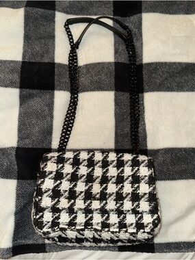 Dkny Black & White Houndstooth Chain Strap Crossbody